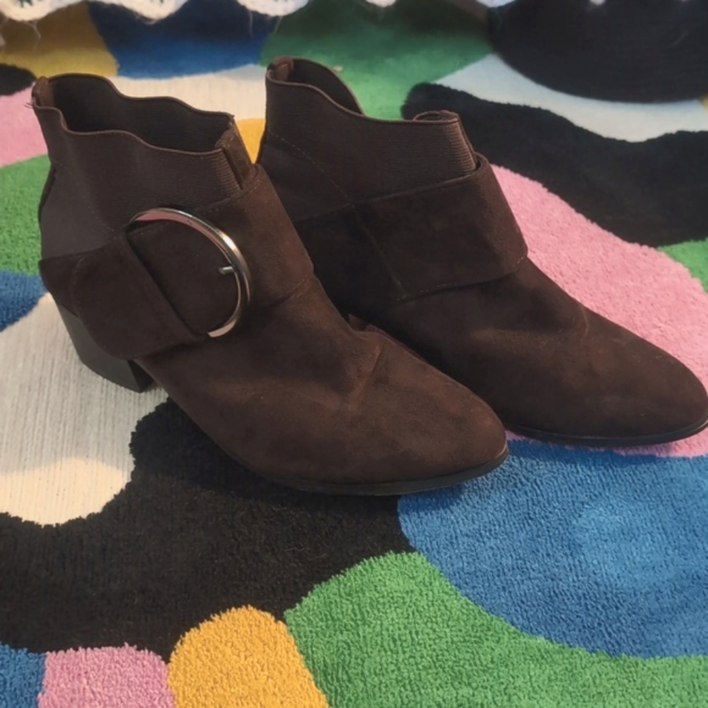 5/$25 🌻Brown booties